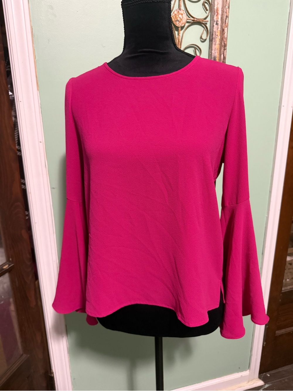 Vince Camuto fuchsia pink bell sleeve top XS